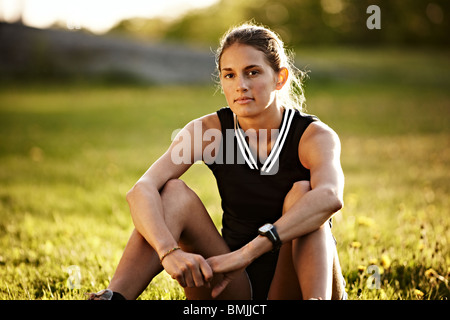 Junge weibliche Läufer entspannend, Schweden. Stockfoto