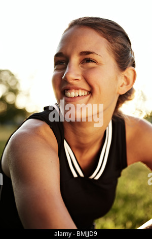 Junge weibliche Läufer entspannend, Schweden. Stockfoto
