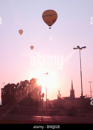 Skandinavien, Schweden, Stockholm, Sodermalm, Slussen Silhouette des Heißluftballons in den Himmel (Lens Flare) Stockfoto