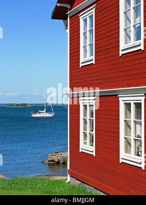 Skandinavien, Schweden, Stockholm, Segelschiff auf See mit Bootshaus im Vordergrund Stockfoto