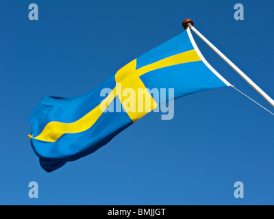 Skandinavien, Schweden, Stockholm, schwedische Flagge gegen Himmel, Nahaufnahme Stockfoto