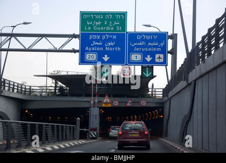 Autobahn-Tunnel-Verkehr in Tel Aviv - Jerusalem in Richtung Stockfoto