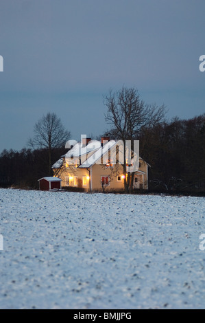 Ansicht des Hauses auf Schnee bedeckt Landschaft Stockfoto