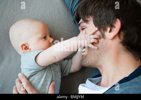 Baby-Väter Gesicht berühren Stockfoto