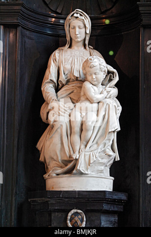 Marmor Skulptur der Madonna mit Kind von Michelangelo (1504), Liebfrauenkirche, Brügge, Belgien Stockfoto