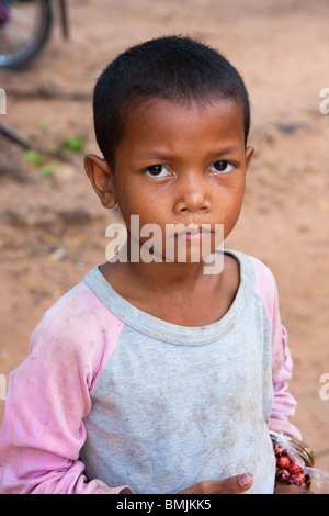 Kambodschanischen Kind Straßenhändler in Angkor wat Stockfoto