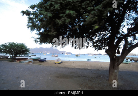 Fischerboote am Strand von Mindelo, Sao Vicente, Kap Verde Inseln Stockfoto