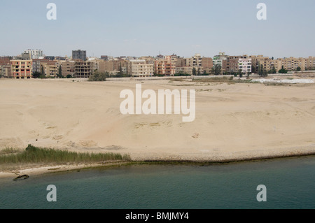 Ägypten, Suez-Kanal. Typische Kanalblick, Town Appartements. Stockfoto