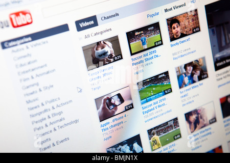 Nahaufnahme von einem Computer-Monitor / Bildschirm zeigt die YouTube-website Stockfoto