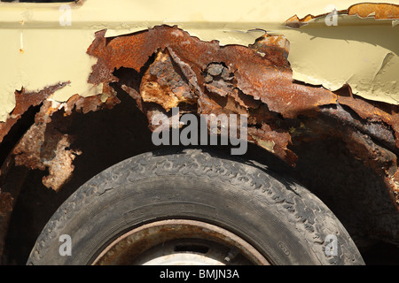 Teil eines alten rostigen Autos. Stockfoto