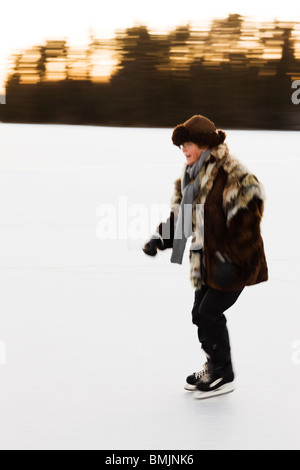 Skandinavien, Schweden, Skane, Frau Eislaufen Stockfoto