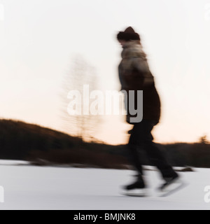 Skandinavien, Schweden, Skane, Frau Eislaufen, seitliche Ansicht Stockfoto