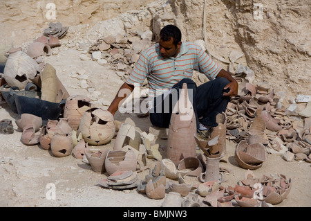 Ägypten, Luxor, Westbank, Tal der Könige. Aktive archäologische Ausgrabungsstätte, Archäologe arbeitet. Stockfoto