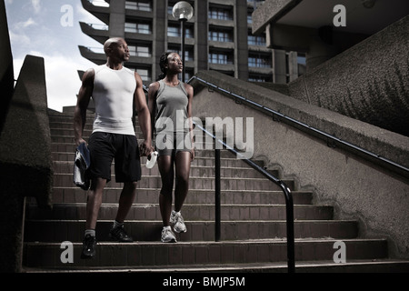 Junge fit paar hinunter Treppe auf Stadt-Anwesen am frühen Morgen Stockfoto