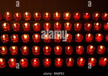 Europa, Österreich, Zeile Teelicht Kerzen in der Kirche, erhöht, Ansicht Stockfoto