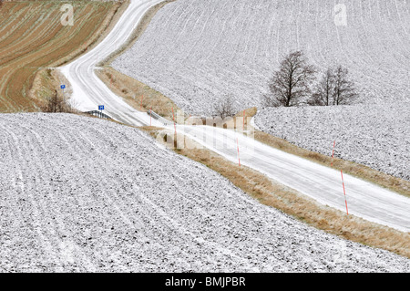 Skandinavien, Schweden, Vastergotland, Blick auf leere Straße im winter Stockfoto