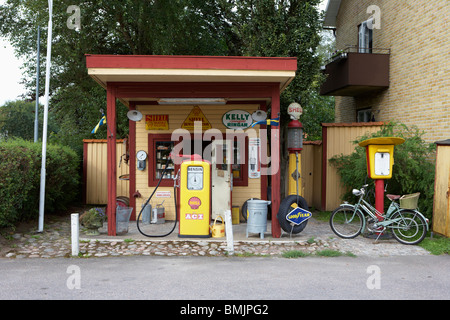 Skandinavien, Schweden, Vastergotland, Tankstelle am Straßenrand Stockfoto