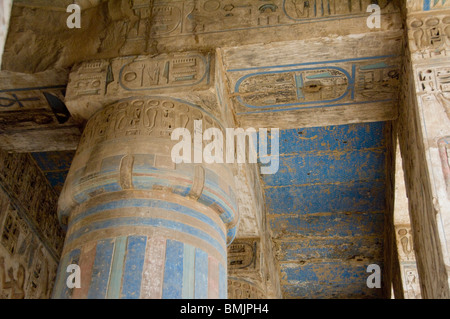 Ägypten, Luxor, Westbank, Medinet Habu Tempel (aka Djanet). Hoch geschnitzt & bunte Hieroglyphen bedeckt Wände und Säulen. Stockfoto