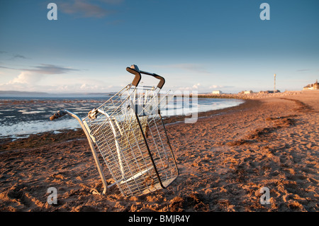 Shopping Warenkorb links in die Morecambe Bay-sand Stockfoto