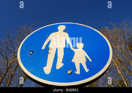 Fußgängerüberweg Zeichen, close-up, niedrigen Winkel Ansicht Stockfoto