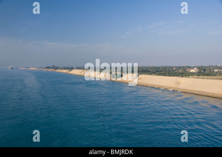 Ägypten, Suez-Kanal. Typische Kanalblick Schiff transitierenden Kanal. Stockfoto