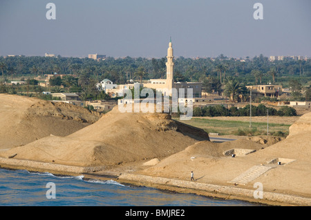 Ägypten, Suez-Kanal. Typische Kanalblick, Moschee. Stockfoto