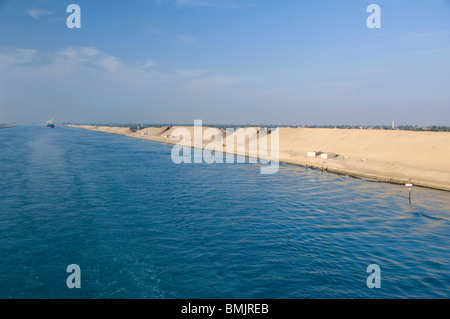 Ägypten, Suez-Kanal. Typische Kanalblick Schiff transitierenden Kanal. Stockfoto