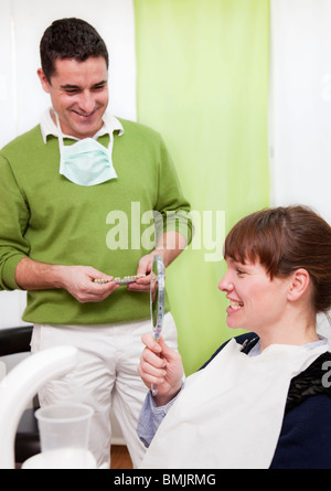 Patienten, die Untersuchung der Zähne in der Chirurgie Stockfoto