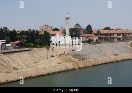 Ägypten, Suez-Kanal. Typische Kanalblick, Moschee. Stockfoto