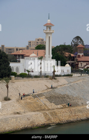 Ägypten, Suez-Kanal. Typische Kanalblick, Moschee. Stockfoto