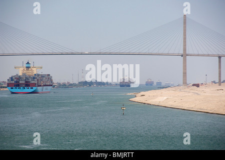 Ägypten, Suez-Kanal. Frachtschiff, die Durchfahrt unter der Brücke des Friedens (aka Friedensbrücke) Stockfoto