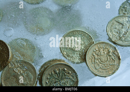 Pfund-Pfund-Münzen in Eis eingefroren Stockfoto