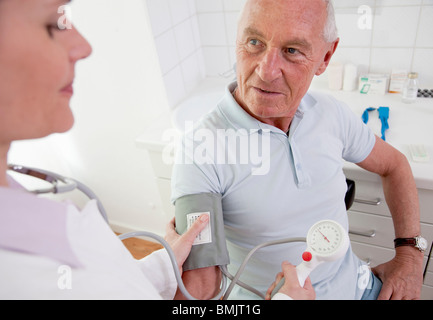 Arzt Patient unter Blutdruck Stockfoto