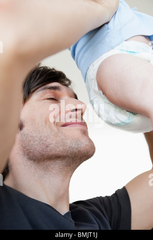 Vater Windel überprüfen Stockfoto
