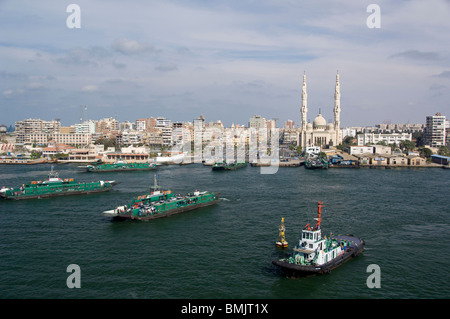 Ägypten, Suez-Kanal. Typische Kanalblick, Auto-Fähre, die Passagiere von Aisa nach Afrika bringt. Stockfoto