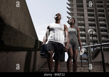 Passen Sie junges Paar im laufenden Verschleiß Fuß Schritte auf Stadtlandgut Stockfoto