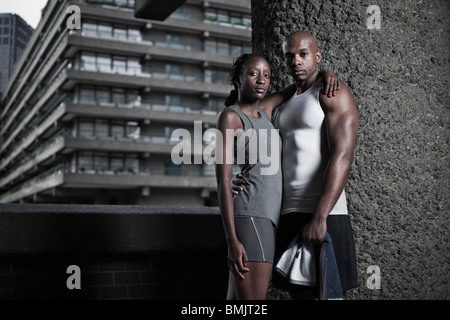 Porträt von sportlicher Mann und Frau, gekleidet in Sportbekleidung auf Stadt-Wohnsiedlung