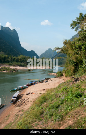 Die Ufer des Flusses Nam Ou in Muang Ngoi Tal mit Blick auf Vietnam Stockfoto