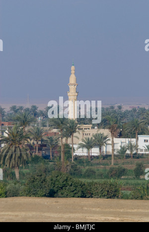 Ägypten, Suez-Kanal. Typische Kanalblick, Moschee. Stockfoto