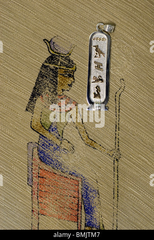 Ägypten. Bettwäsche aus ägyptischer Baumwolle gedruckt Textil, Gold & Splitter Kartusche mit typischen hieroglyphischen Symbole. PR Stockfoto