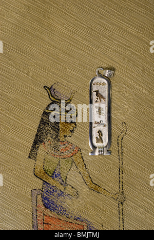 Ägypten. Bettwäsche aus ägyptischer Baumwolle gedruckt Textil, Gold & Splitter Kartusche mit typischen hieroglyphischen Symbole. PR Stockfoto