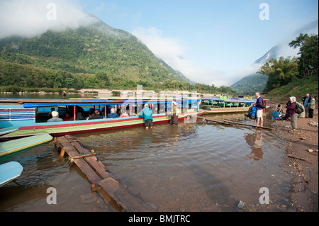 Touristen an Bord des Bootes aus Muang Ngoi in Nordlaos Stockfoto