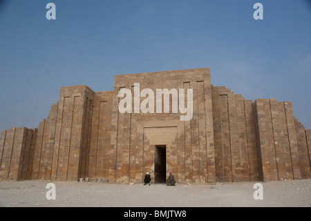 Ägypten, Sakkara. Leichenhalle Komplex außerhalb der Pyramide des Unas. Männer in traditioneller Kleidung. Stockfoto