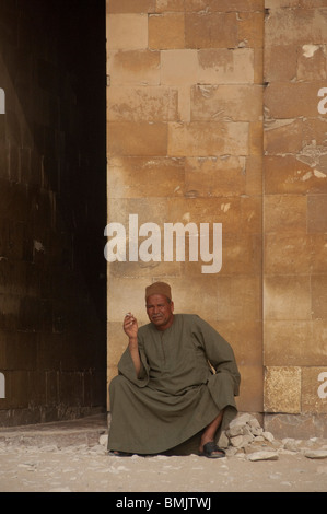 Ägypten, Sakkara. Leichenhalle Komplex außerhalb der Pyramide des Unas. Mann in traditioneller Kleidung. Stockfoto