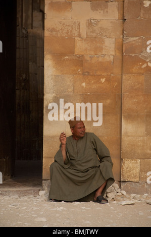 Ägypten, Sakkara. Leichenhalle Komplex außerhalb der Pyramide des Unas. Mann in traditioneller Kleidung. Stockfoto