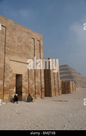 Ägypten, Sakkara. Leichenhalle Komplex außerhalb der Pyramide des Unas. Zoser Pyramide in Ferne. Stockfoto