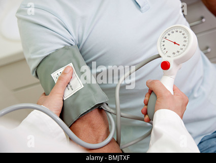 Arzt Patient unter Blutdruck Stockfoto