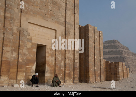 Ägypten, Sakkara. Leichenhalle Komplex außerhalb der Pyramide des Unas. Zoser Pyramide in Ferne. Stockfoto