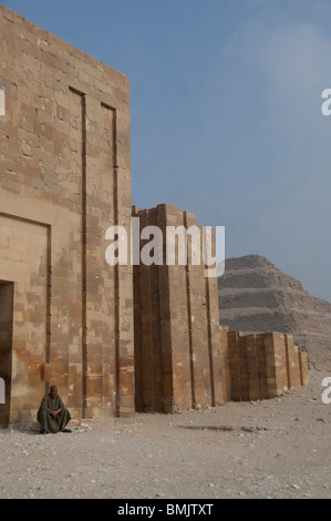 Ägypten, Sakkara. Leichenhalle Komplex außerhalb der Pyramide des Unas. Zoser Pyramide in Ferne. Stockfoto