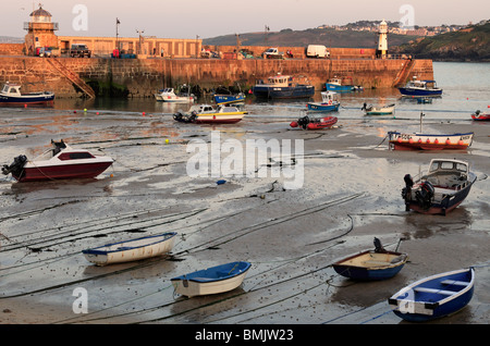 Am Abend nähert sich am Hafen von St. Ives, Cornwall, England. Stockfoto